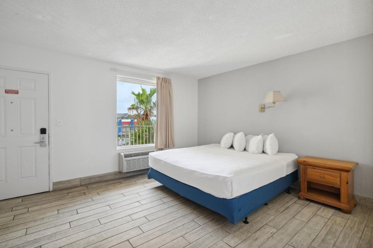 Holiday Terrace Beachfront Hotel, A By The Sea Resort